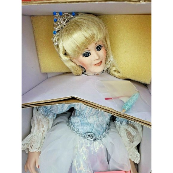 Vintage Paradise Galleries Treasury Collection Porcelain Sleeping Beauty Doll - Picture 9 of 12